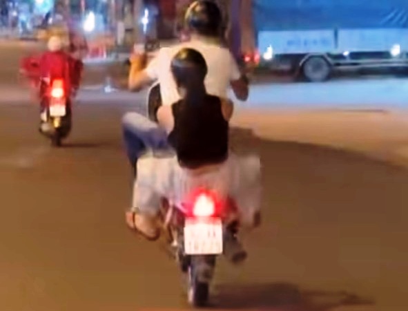 Bốc đầu xe máy 5 giây, thanh niên ở Quảng Ngãi bị tịch thu xe