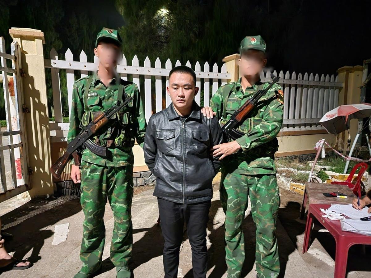 Bắt giữ 2 đối tượng tàng trữ trái phép chất ma túy