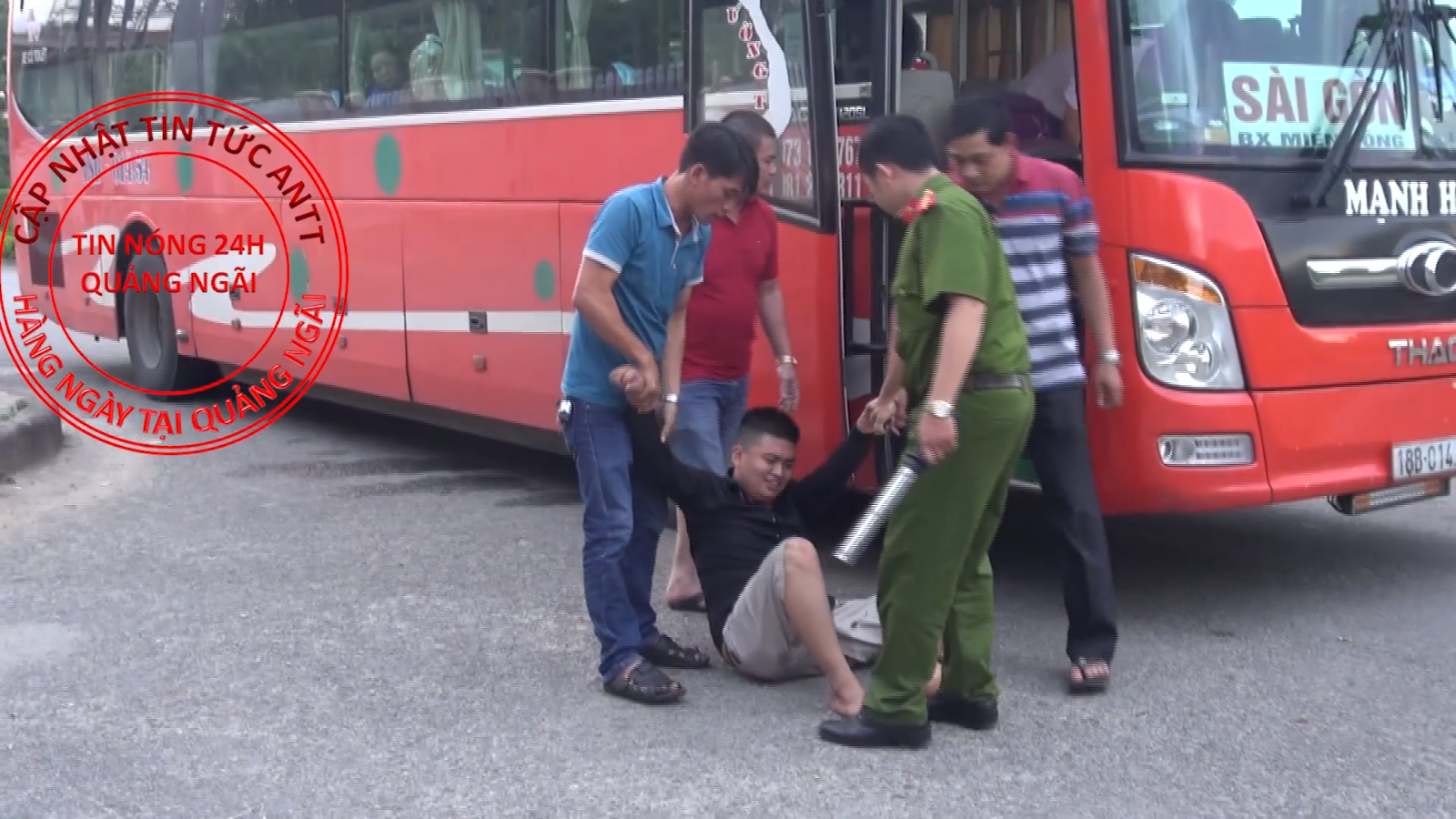 HÀNH KHÁCH MỘT PHEN KINH HOÀNG VÌ BỊ 
