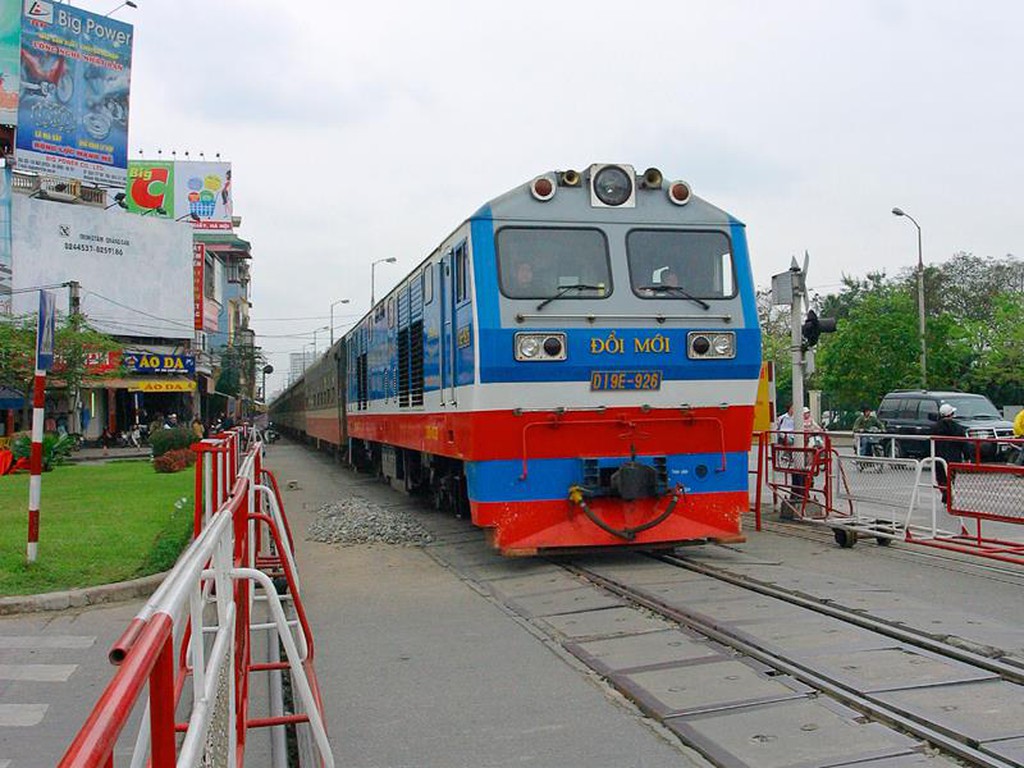 Đầu tư hơn 998 tỷ đồng cho các dự án đường sắt, đường bộ cấp bách