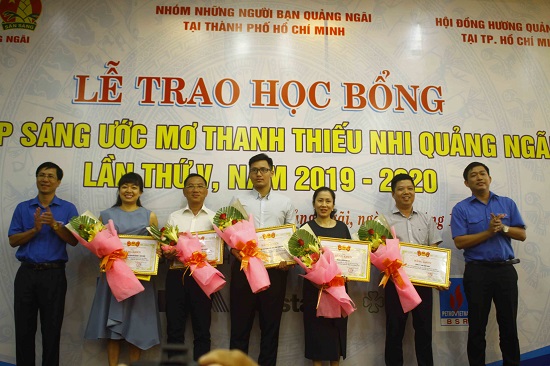 Trao học bổng thắp sáng ước mơ thanh thiếu nhi Quảng Ngãi