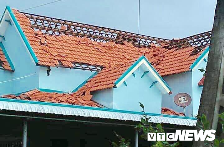 Lốc xoáy xới tung nóc hàng trăm nhà dân ở Quảng Nam và Quảng Ngãi