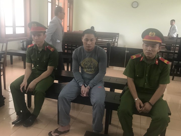 Quảng Ngãi: Hiếp dâm con gái riêng của vợ, gã thanh niên lãnh án 7 năm tù