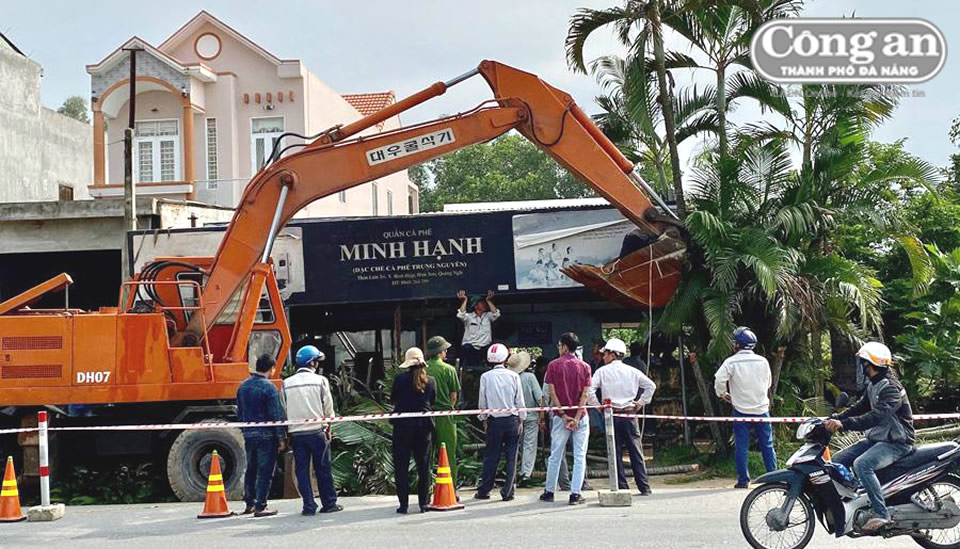 Cưỡng chế 2/16 hộ không chịu giao mặt bằng thi công DA mở rộng QL1