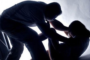 Truy tố kẻ nhiều lần cưỡng dâm nữ sinh
