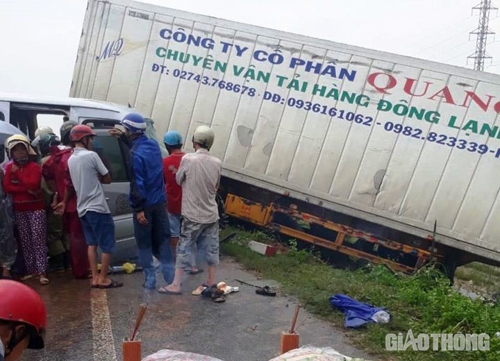 Khẩn trương cấp cứu các nạn nhân trong vụ tai nạn nghiêm trọng ở Quảng Ngãi