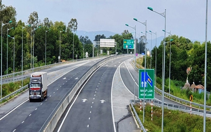 Khắc phục sạt lở ở đường dẫn cầu vượt Bà Ngôn