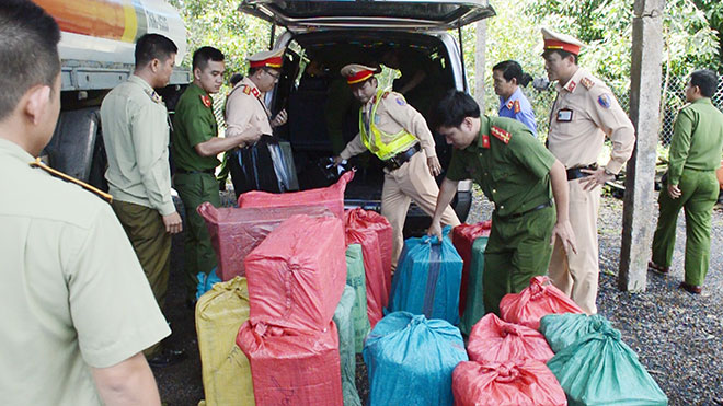CSGT truy bắt ô tô chở 15.000 bao thuốc lá lậu