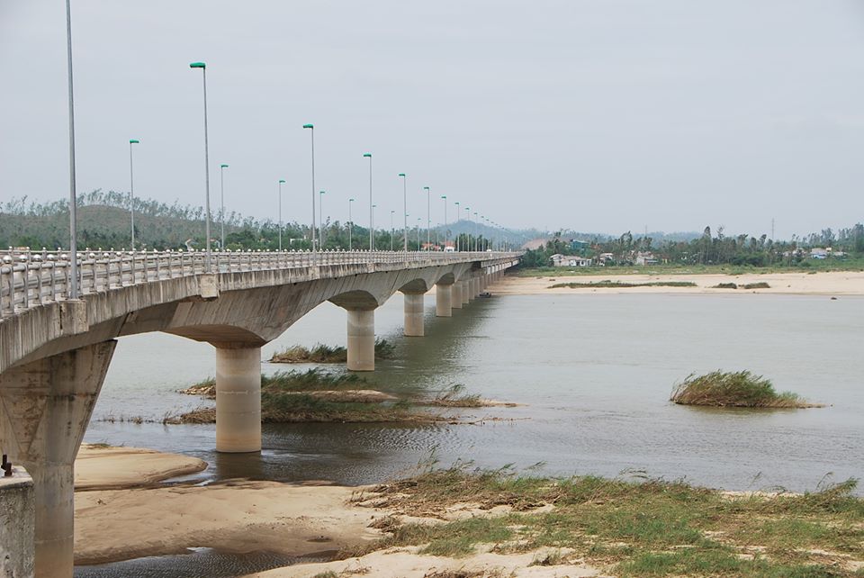 LŨ ĐANG XUỐNG TRÊN SÔNG VỆ VÀ SÔNG TRÀ CÂU