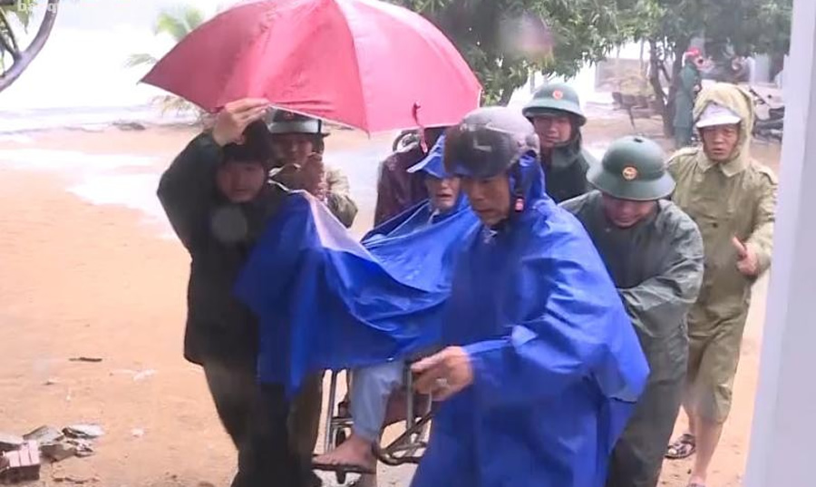 Lực lượng Công an giúp dân khắc phục thiệt hại ban đầu bão số 6