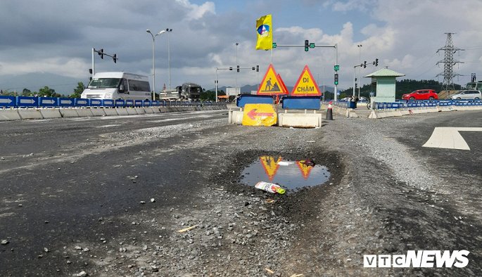 Vừa ‘vá’ xong, mặt đường cao tốc Đà Nẵng - Quảng Ngãi lại xuất hiện ổ voi