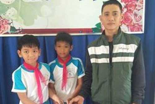 Quảng Ngãi: Tuyên dương 2 học sinh trả ví cho người đánh rơi