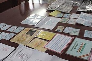 Bắt nhóm làm giả giấy tờ để lừa đảo
