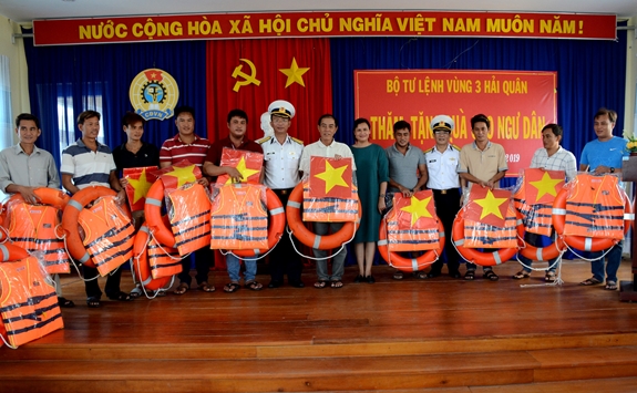 Bộ tư lệnh Vùng 3 Hải quân thăm, tặng quà ngư dân huyện đảo Lý Sơn