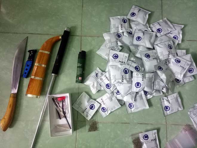 Thu giữ ma tuý đá và nhiều hung khí nguy hiểm trong nhà trọ