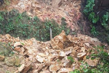 Núi sạt lở đổ xuống nhà dân ở huyện Sơn Hà