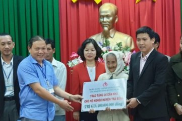 Ngân hàng CSXH tỉnh Quảng Ngãi trao tặng 05 căn nhà Đại đoàn kết
