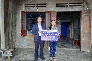 Quảng Ngãi: Trao học bổng toàn phần cho 2 học sinh nghèo