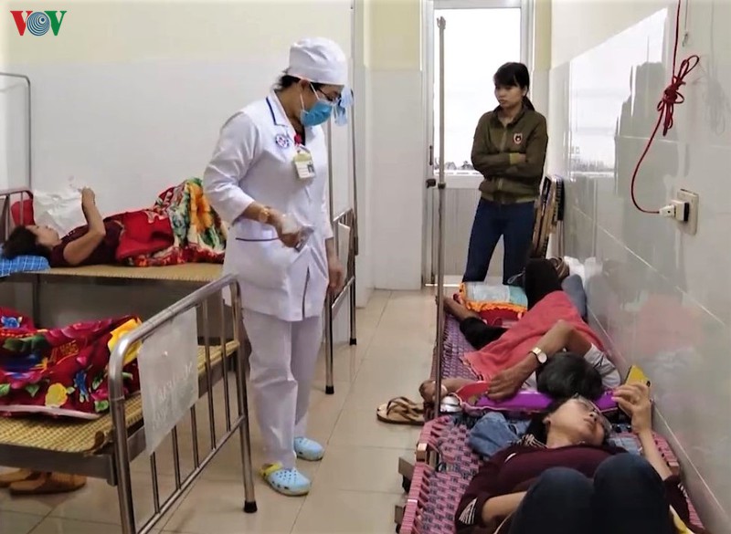 Sốt xuất huyết tăng, bệnh nhân ở Quảng Ngãi phải nằm ngoài hành lang