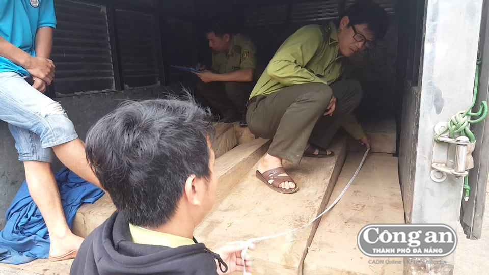 Truy bắt xe chở 