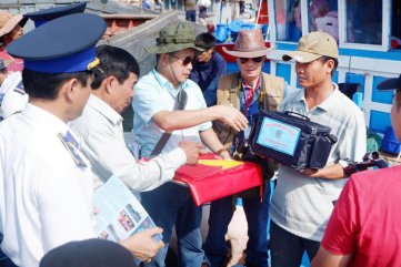 Cảnh sát biển đồng hành với ngư dân