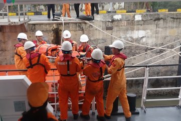 Cứu thuyền viên tàu Quảng Ngãi gặp nạn trên vùng biển Hoàng Sa