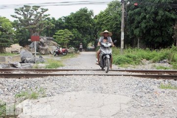Nhiều địa phương chưa tổ chức cảnh giới lối đi tự mở nguy hiểm qua đường sắt