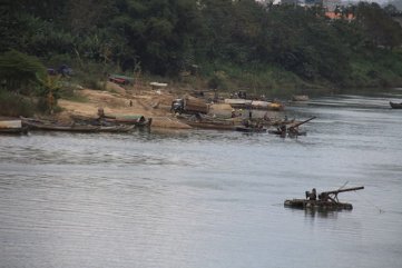 Quảng Ngãi: Khai thác cát trên sông Trà ngay trong mùa cấm
