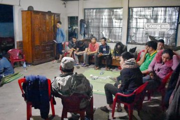 Bắt ổ bạc có nhiều "ông giáo"