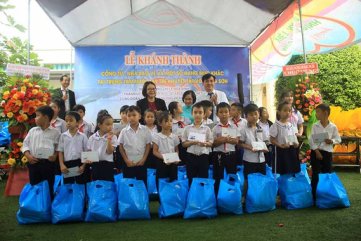 Khánh thành cổng từ và tặng quà cho học sinh Trung tâm nuôi dạy trẻ khuyết tật Võ Hồng Sơn