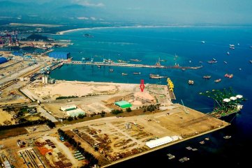 Cận cảnh cảng gỗ dăm khiến nước biển đổi màu cà phê