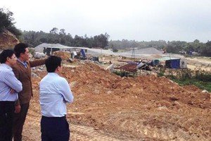 Xuất hiện đám khói bụi màu hồng cỡ lớn tại Nhà máy Thép Hòa Phát Dung Quất