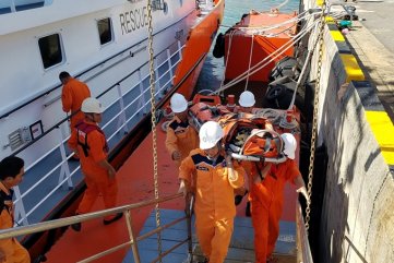 Cứu thuyền trưởng tàu cá nghi vỡ bàng quang trên biển Hoàng Sa