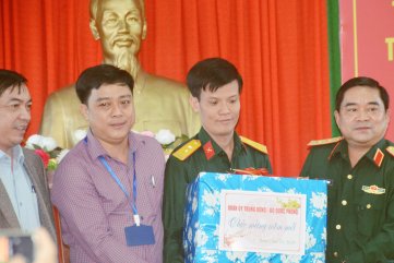 Quảng Ngãi: Tư lệnh Quân khu 5 tặng quà cho Trung tâm điều dưỡng người có công