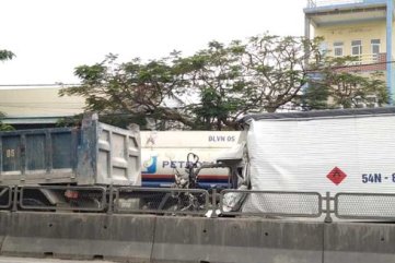 2 xe tải đâm nhau trên QL 1A, 1 người chết, 1 bị thương nặng