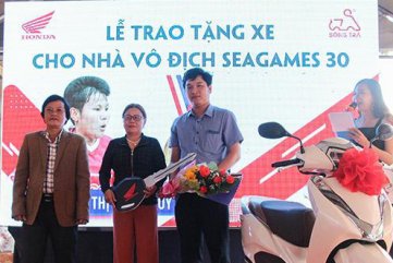 Quảng Ngãi: Trao xe cho cầu thủ Nguyễn Thị Bích Thùy về thành tích vô địch bóng đá SEA Games 30