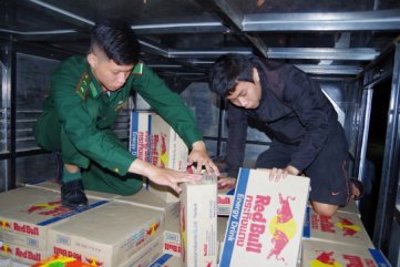 Bắt giữ xe ô tô vận chuyển 300 thùng nước tăng lực không rõ nguồn gốc