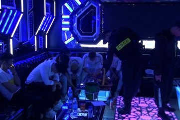 Nhiều “kiều nữ” phê ma túy bên trong cơ sở karaoke lúc rạng sáng