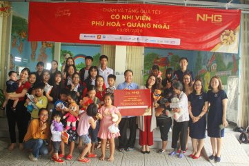 “Quà tặng yêu thương” đến trẻ em mồ côi và người già neo đơn tại Quãng Ngãi