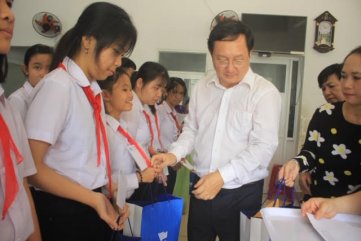 Trao hơn 100 suất học bổng và quà cho học sinh Trung tâm Võ Hồng Sơn