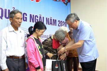 Chánh án TANDTC Nguyễn Hòa Bình thăm và tặng quà cho các gia đình khó khăn tại Quảng Ngãi