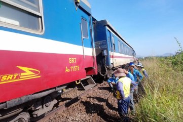Tàu hỏa trật đường ray ở Bình Thuận, đường sắt Bắc Nam gián đoạn