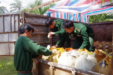 QUẢNG NGÃI: BẮT GIỮ Ô TÔ VẬN CHUYỂN DẦU DO KHÔNG RÕ NGUỒN GỐC