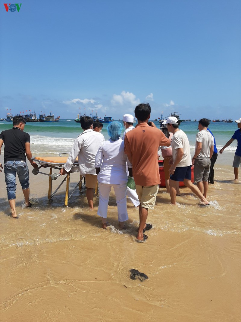 Quảng Ngãi cứu sống ngư dân gặp nạn trên biển