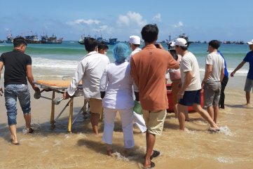 Quảng Ngãi cứu sống ngư dân gặp nạn trên biển