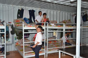 Học sinh nghèo người Cor được thay nhà mới