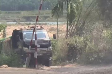 Quảng Ngãi: Một công ty ‘quen mặt’ ở Sơn Hà khai thác cát trên sông Rin