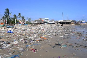 Quảng Ngãi: Rác thải “xâm lấn” làng chà