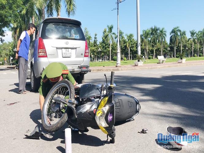 Thanh thiếu niên nguy kịch sau khi húc ô tô
