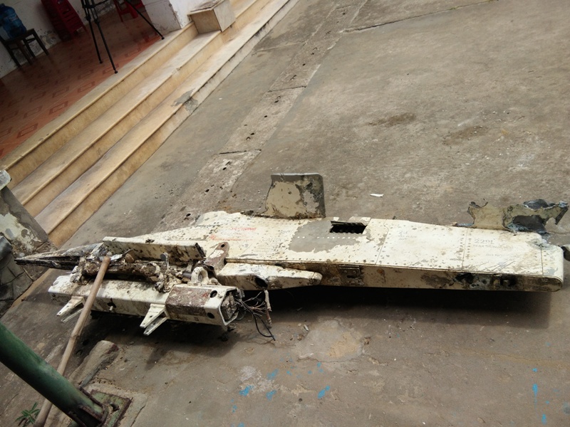 Ngư dân bàn giao vật thể nghi bộ phận máy bay